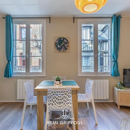 Emeraude Cozy Nest 3 Heart Of Historic District 2 Guests Apartment