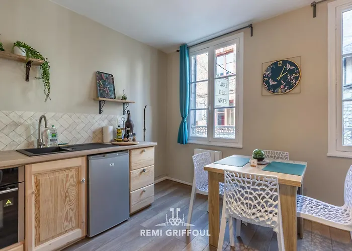 Apartment Emeraude Cozy Nest 3 Heart Of Historic District 2 Guests *